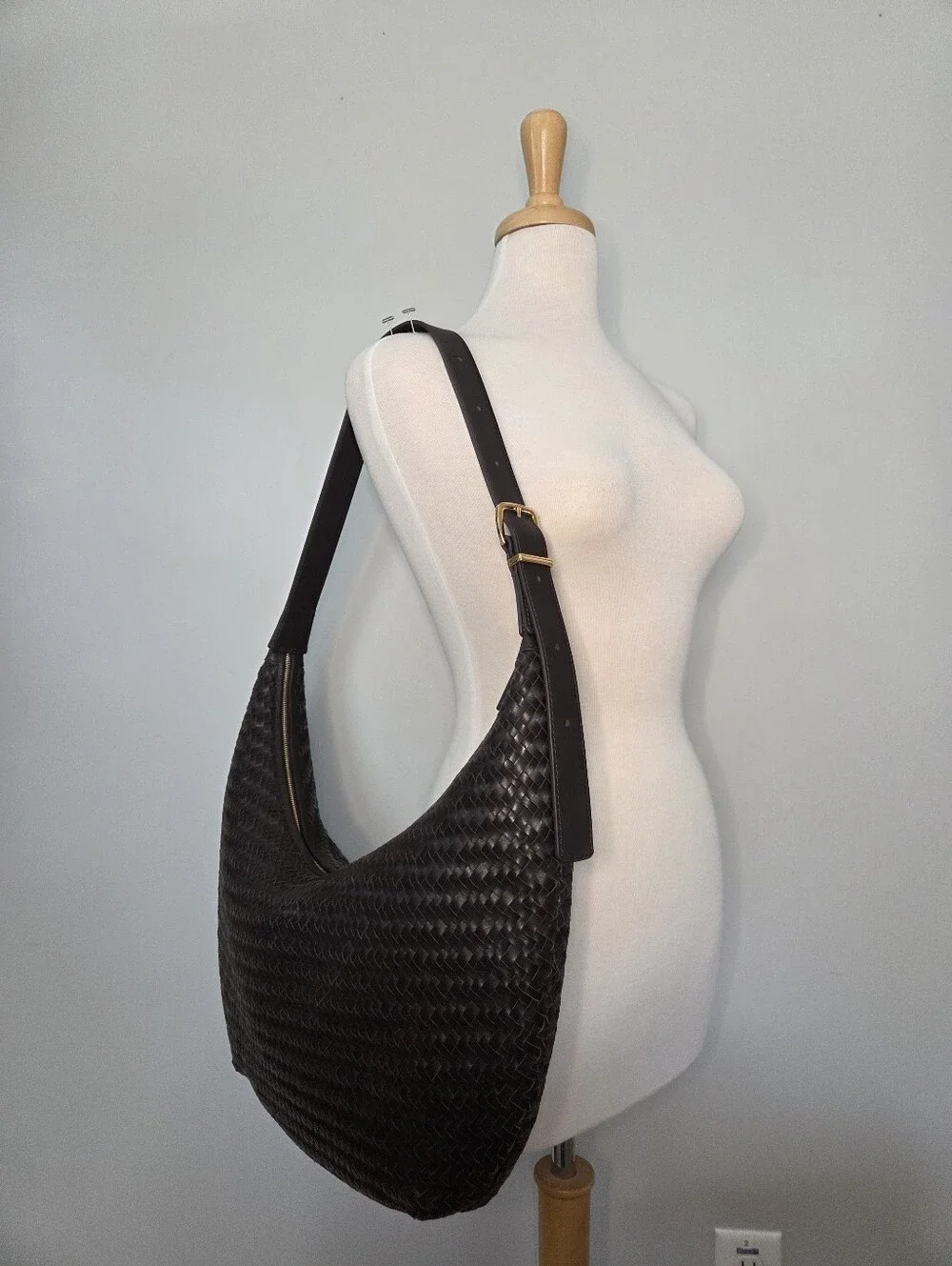 Madewell The Essential Curve Shoulder Bag In Coffee Bean